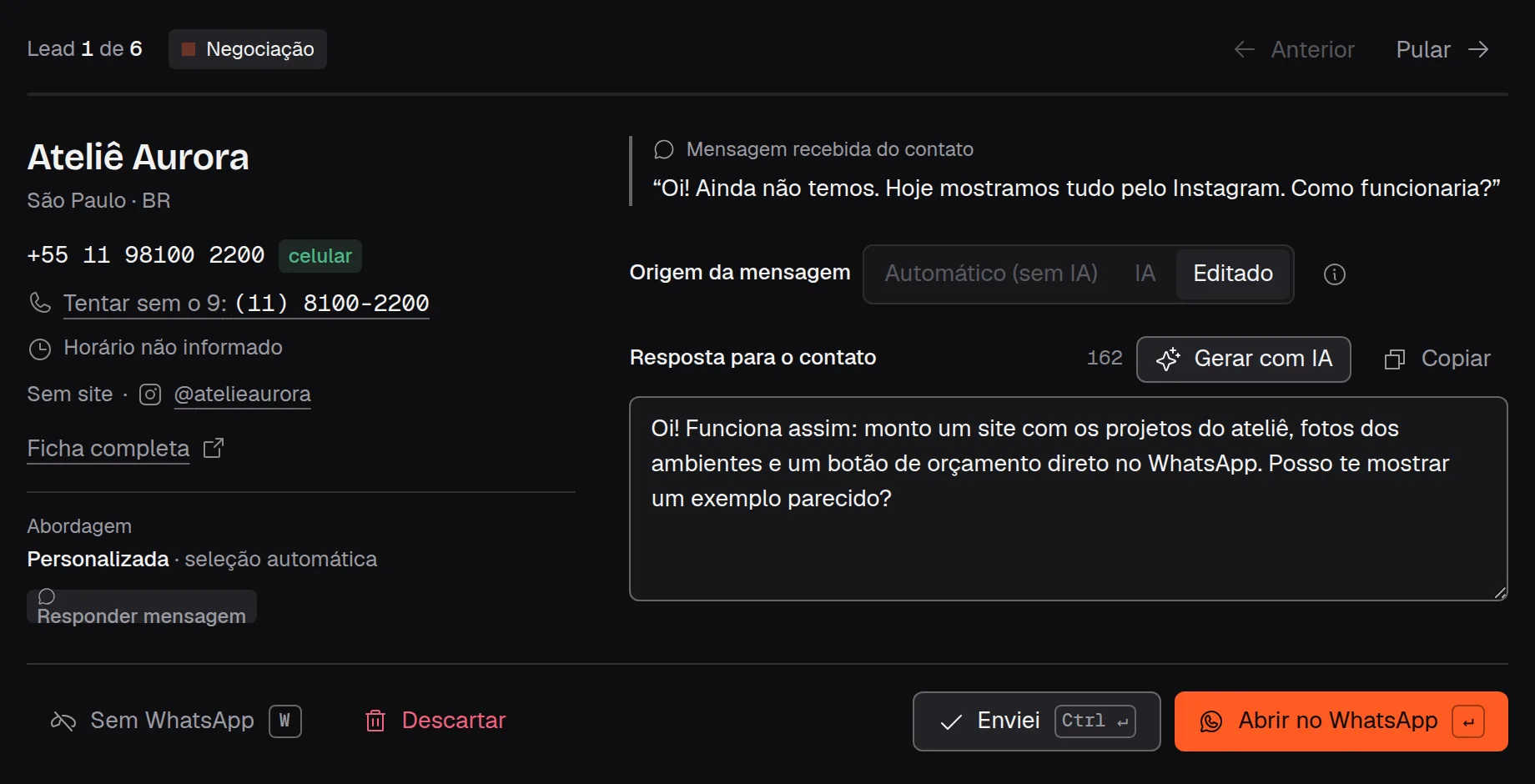 Fila de Hoje com a mensagem recebida do contato, a resposta editada e os botões Enviei e Abrir no WhatsApp. Dados demonstrativos.