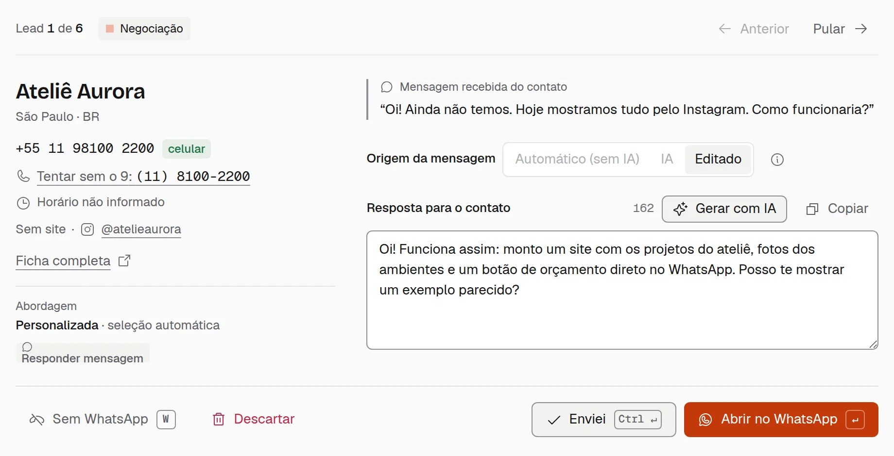 Fila de Hoje com a mensagem recebida do contato, a resposta editada e os botões Enviei e Abrir no WhatsApp. Dados demonstrativos.